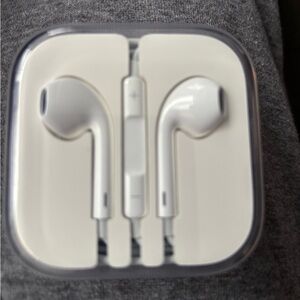 Apple EarPods with White Case
